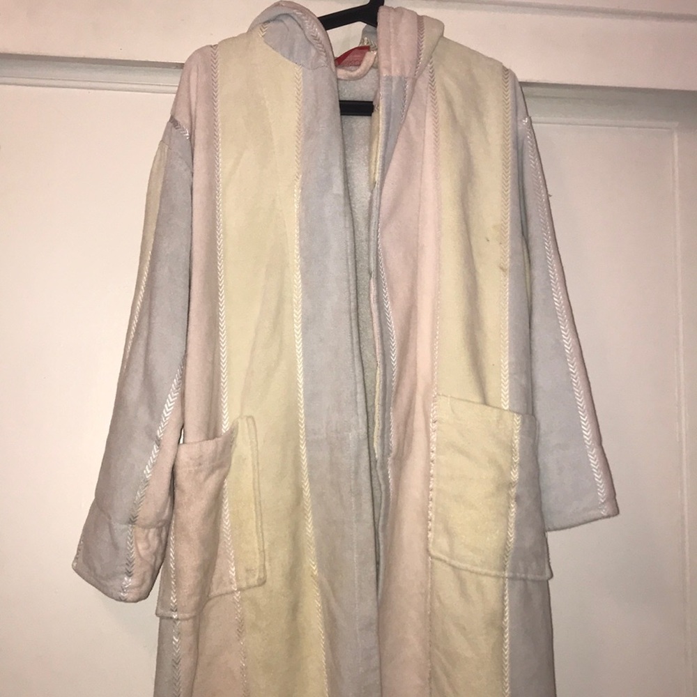 I’m selling a pastel colored bathroom robe.